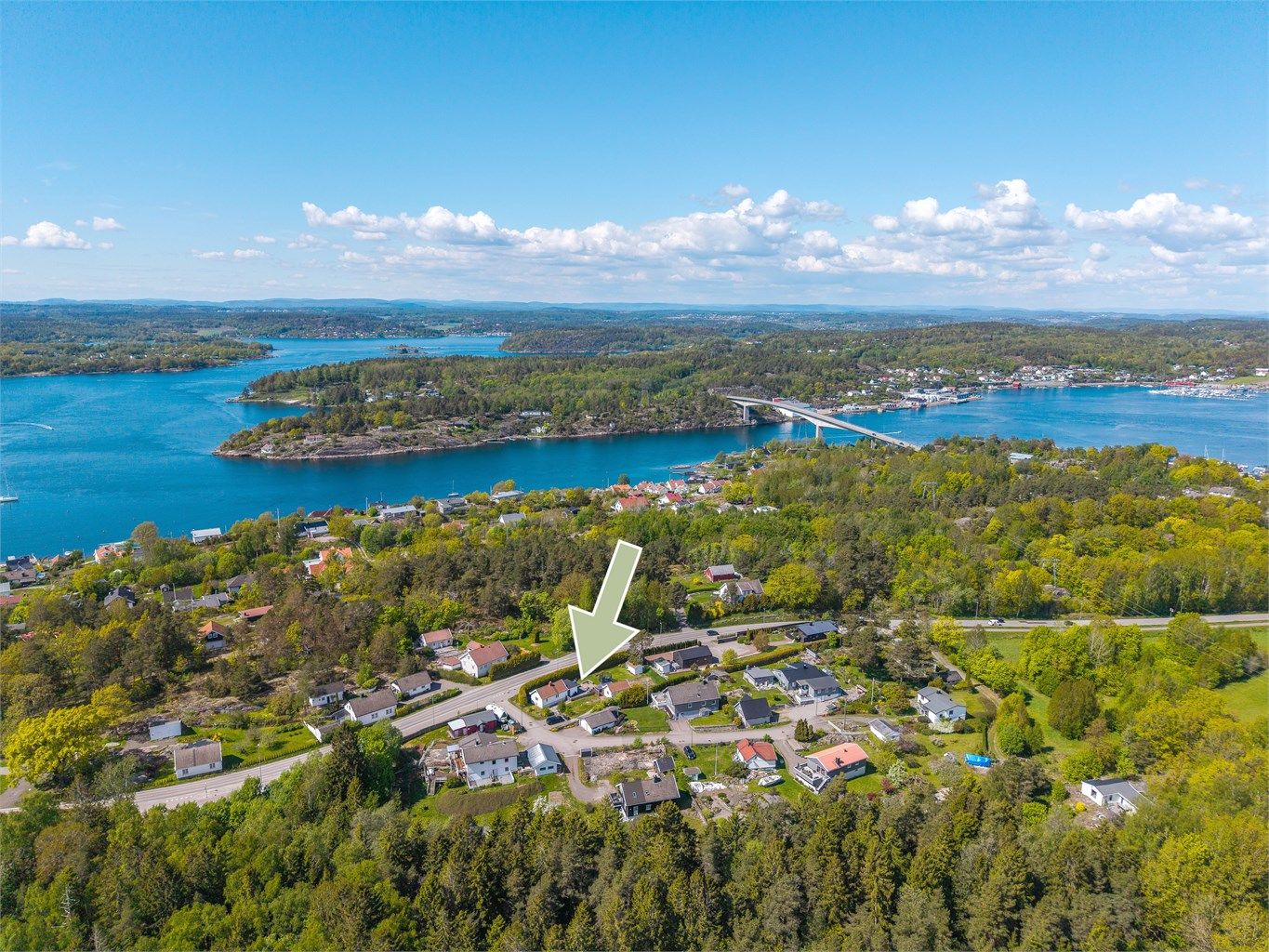 En sjarmerende og innholdsrik eiendom i solrike og idylliske omgivelser på populære Tjøme. 