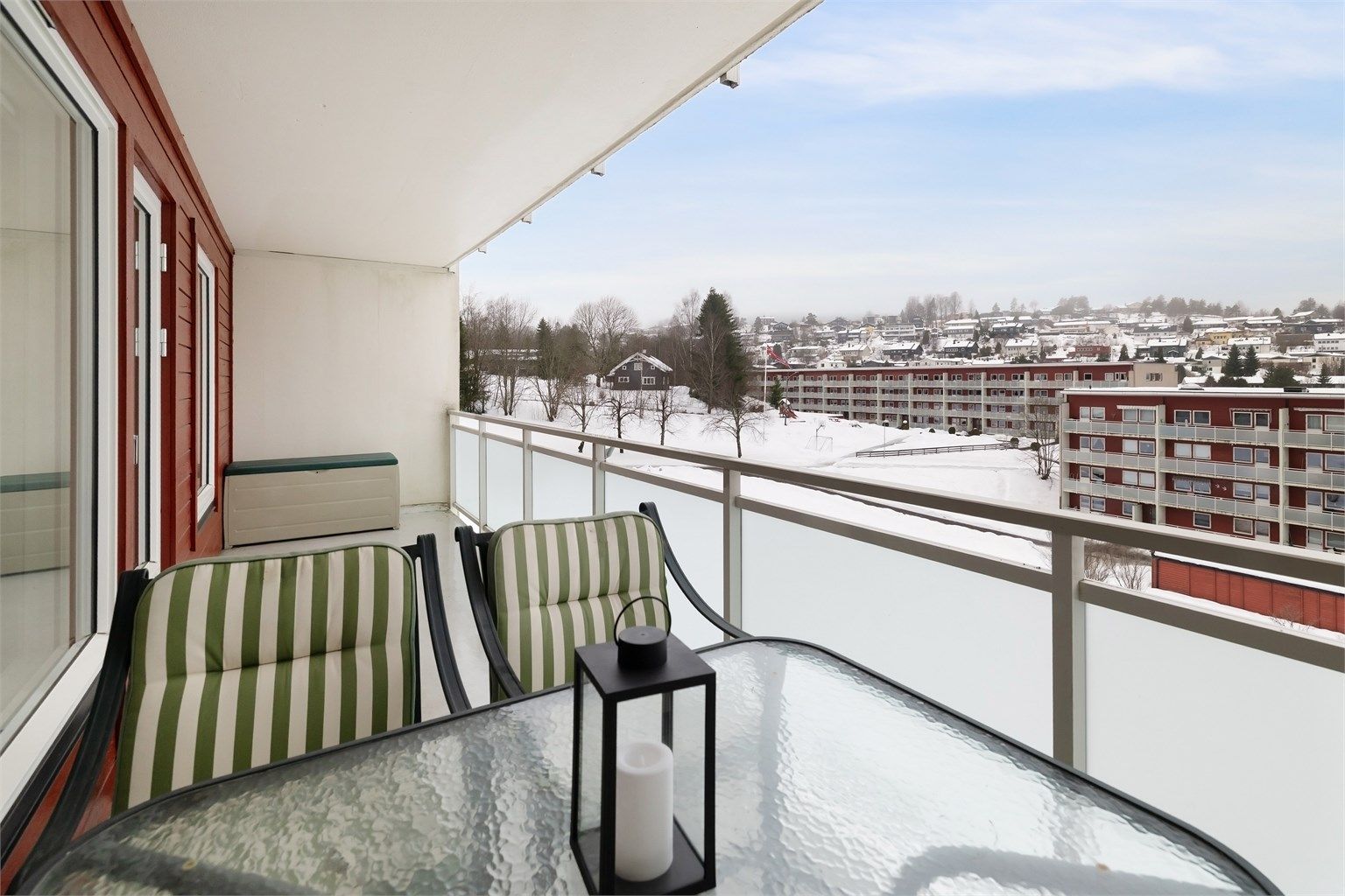 Begge uteplassene har praktisk takoverbygg.