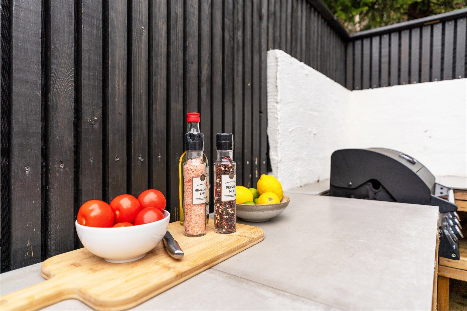 Her er det enkelt å tilberede mat til husholdningen eller til nære og kjære. En ypperlig uteplass som virkelig kan utnyttes maksimalt. 