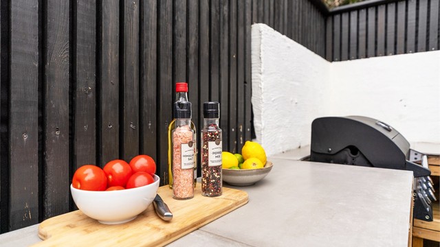 Her er det enkelt å tilberede mat til husholdningen eller til nære og kjære. En ypperlig uteplass som virkelig kan utnyttes maksimalt.