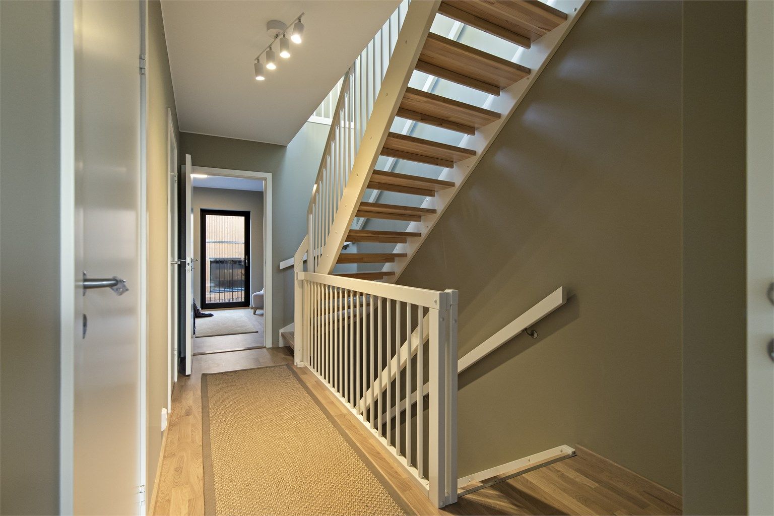 Velkommen opp til 2.etasje som består av 3 soverom og ett bad.