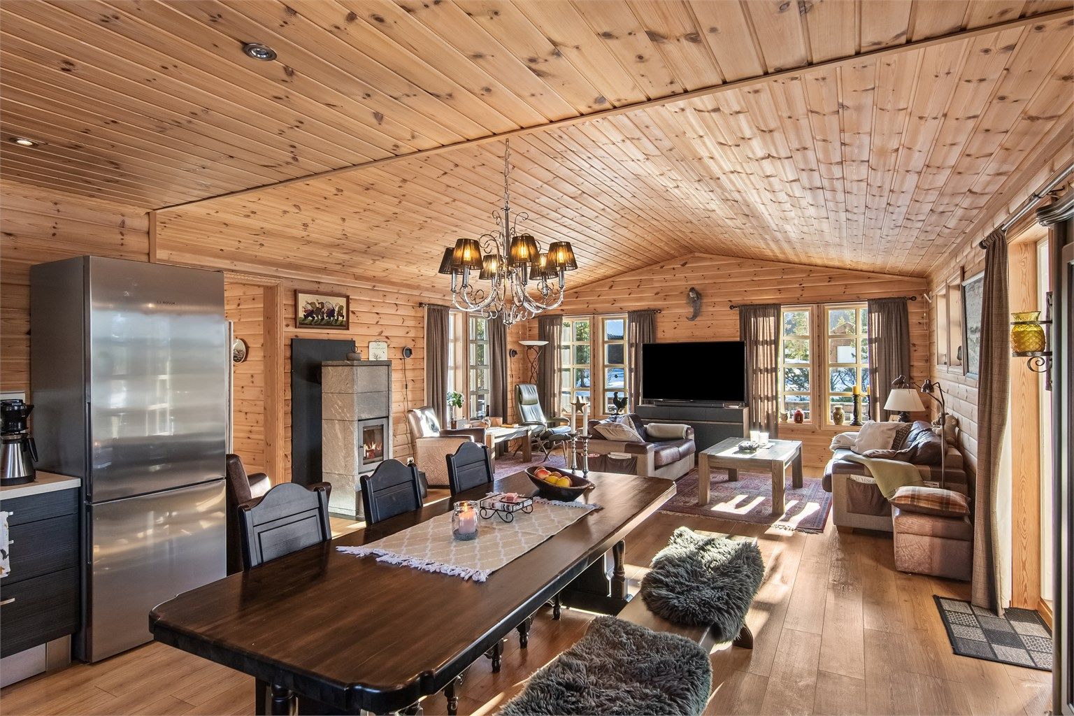 Stuen er meget innbydende og hyttens naturlige samlingspunkt