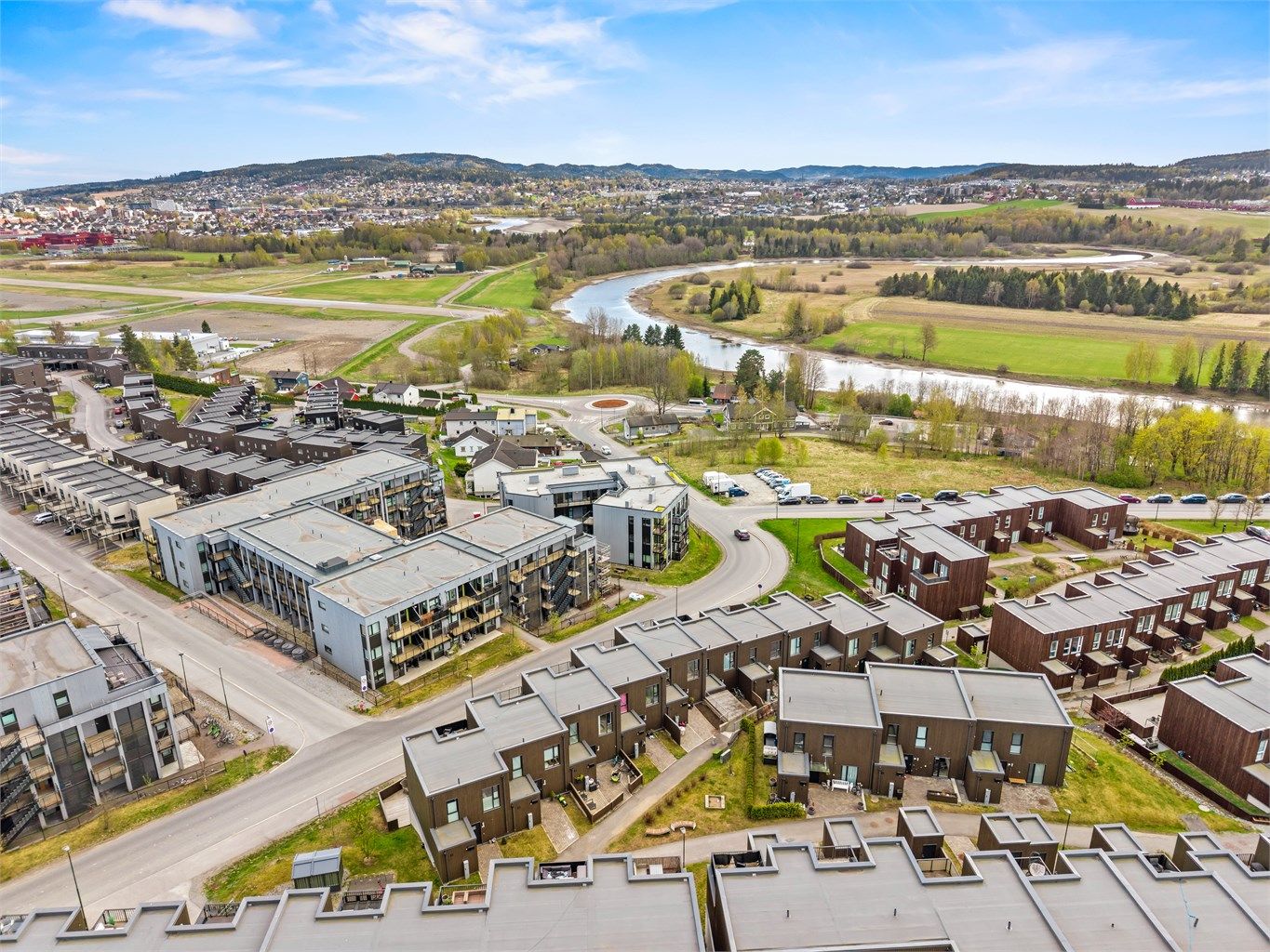 Fra boligen er det kort avstand til Lillestrøm sentrum, med tog til Oslo S på ca. 10 minutter.