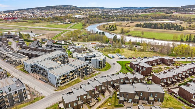 Fra boligen er det kort avstand til Lillestrøm sentrum, med tog til Oslo S på ca. 10 minutter.