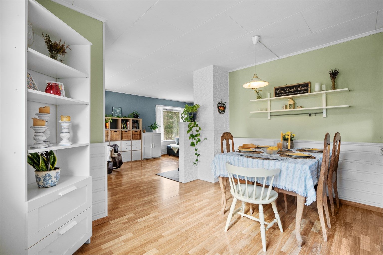 Spisestue - plass til spisebord hvor hele familien kan samles til en hyggelig middag