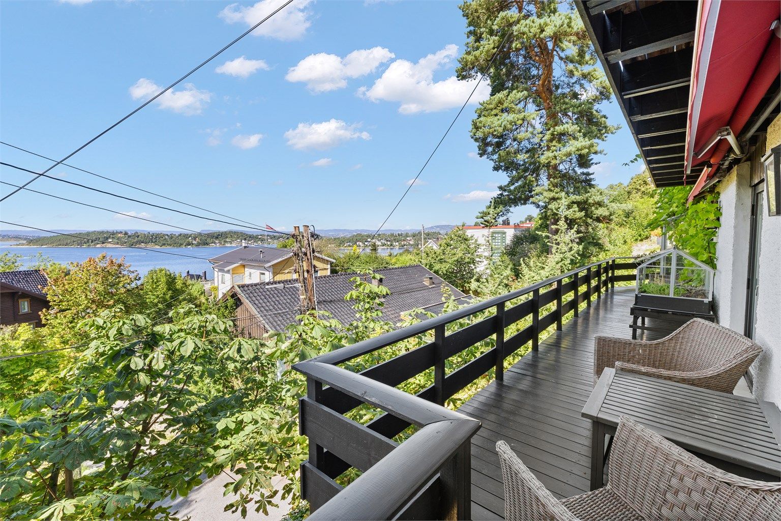 En privat uteplass for soveromsavdelingen, med utsikt over nærområdet og fjorden.