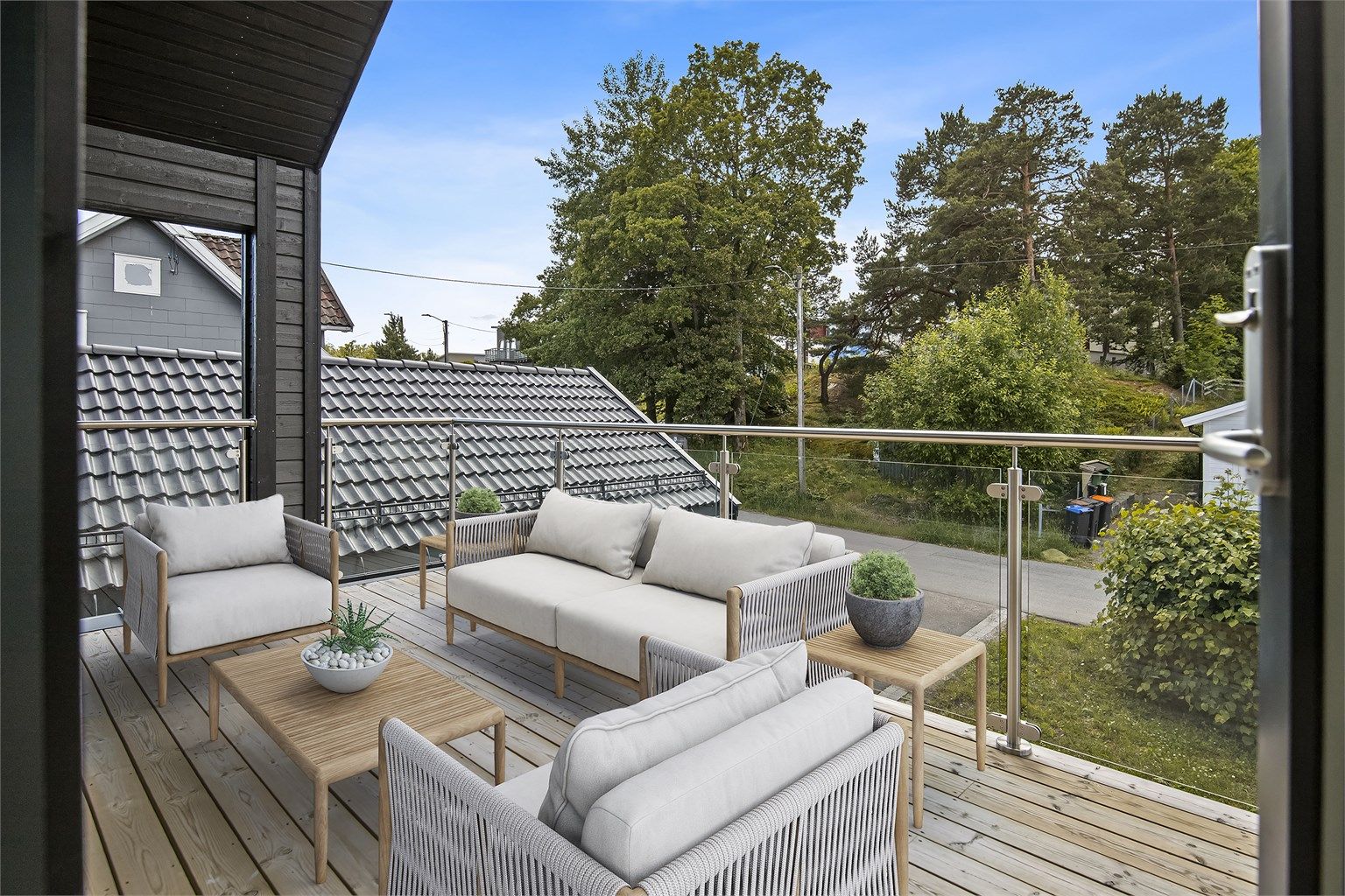 Stor terrasse med gode solforhold 