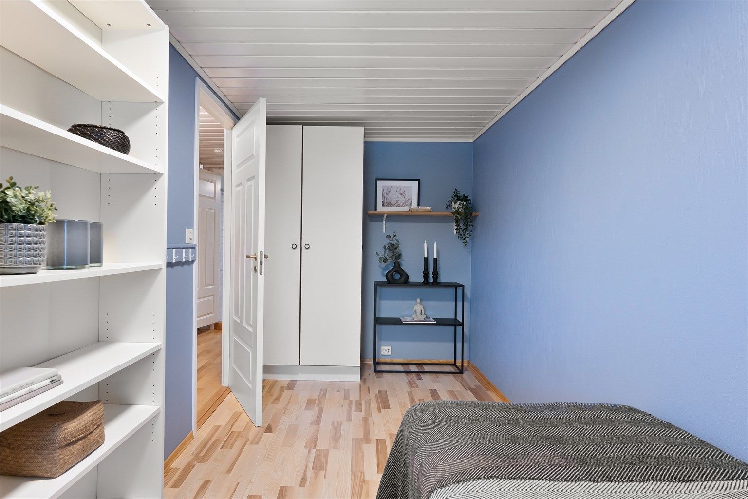 Rommet har en praktisk størrelse og ligger adskilt fra de øvrige soverommene.