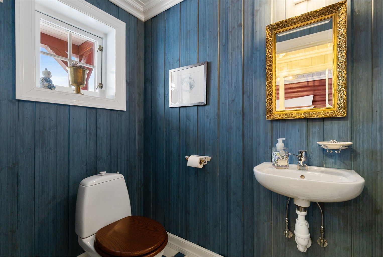 Ved inngangspartiet har du toalettrom