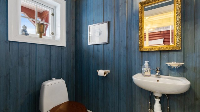 Ved inngangspartiet har du toalettrom