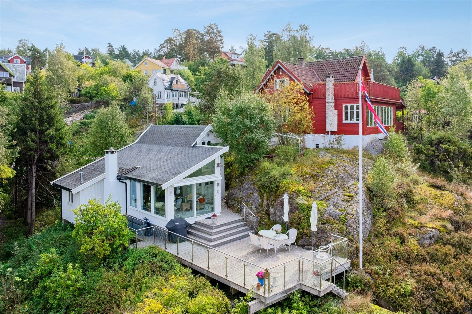 Eiendommen er vestvendt, høytliggende og usjenert med stor terrasse og fantastisk fjordutsikt. 