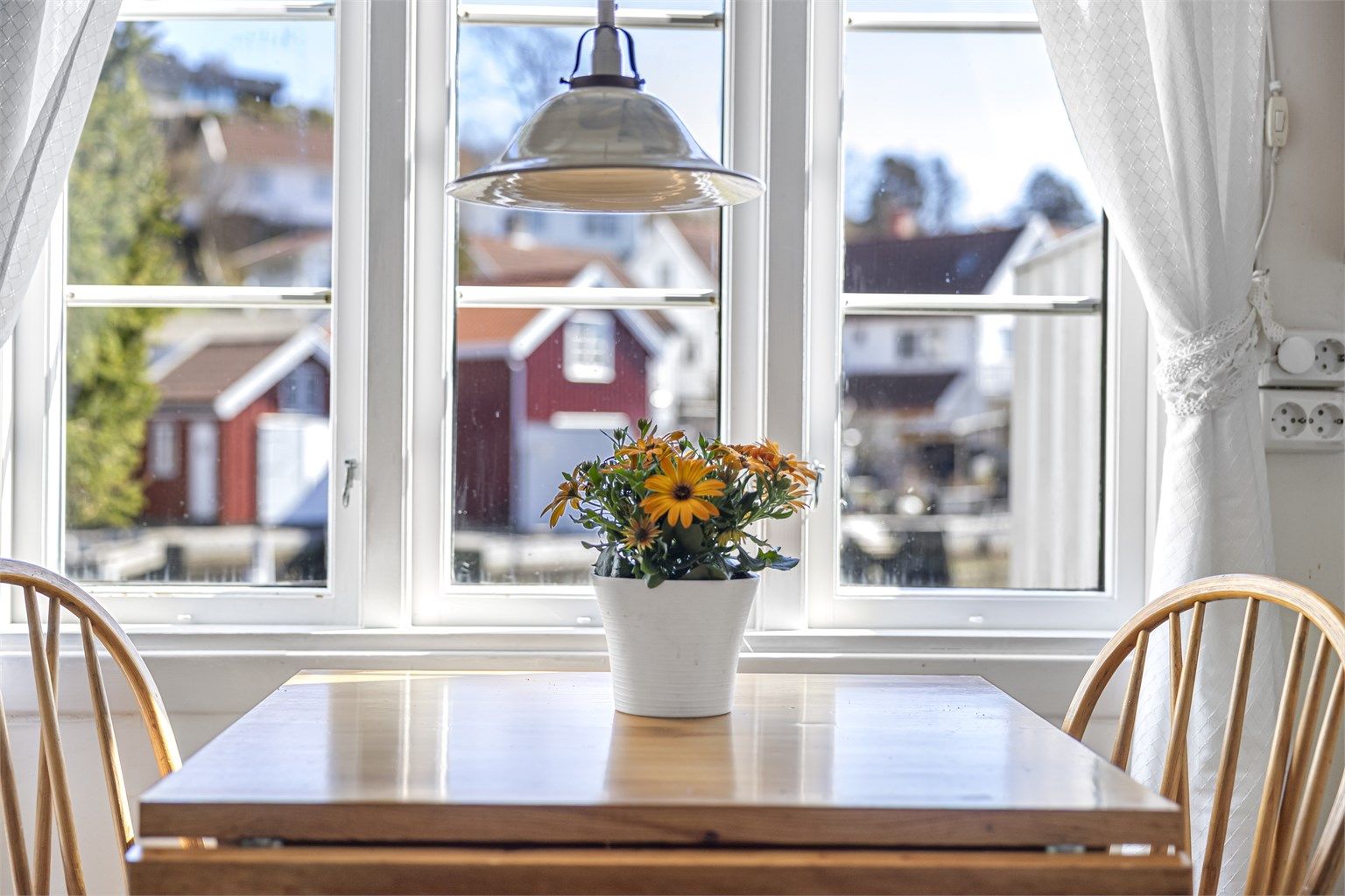 Utsikt fra kjøkkenvinduet.
