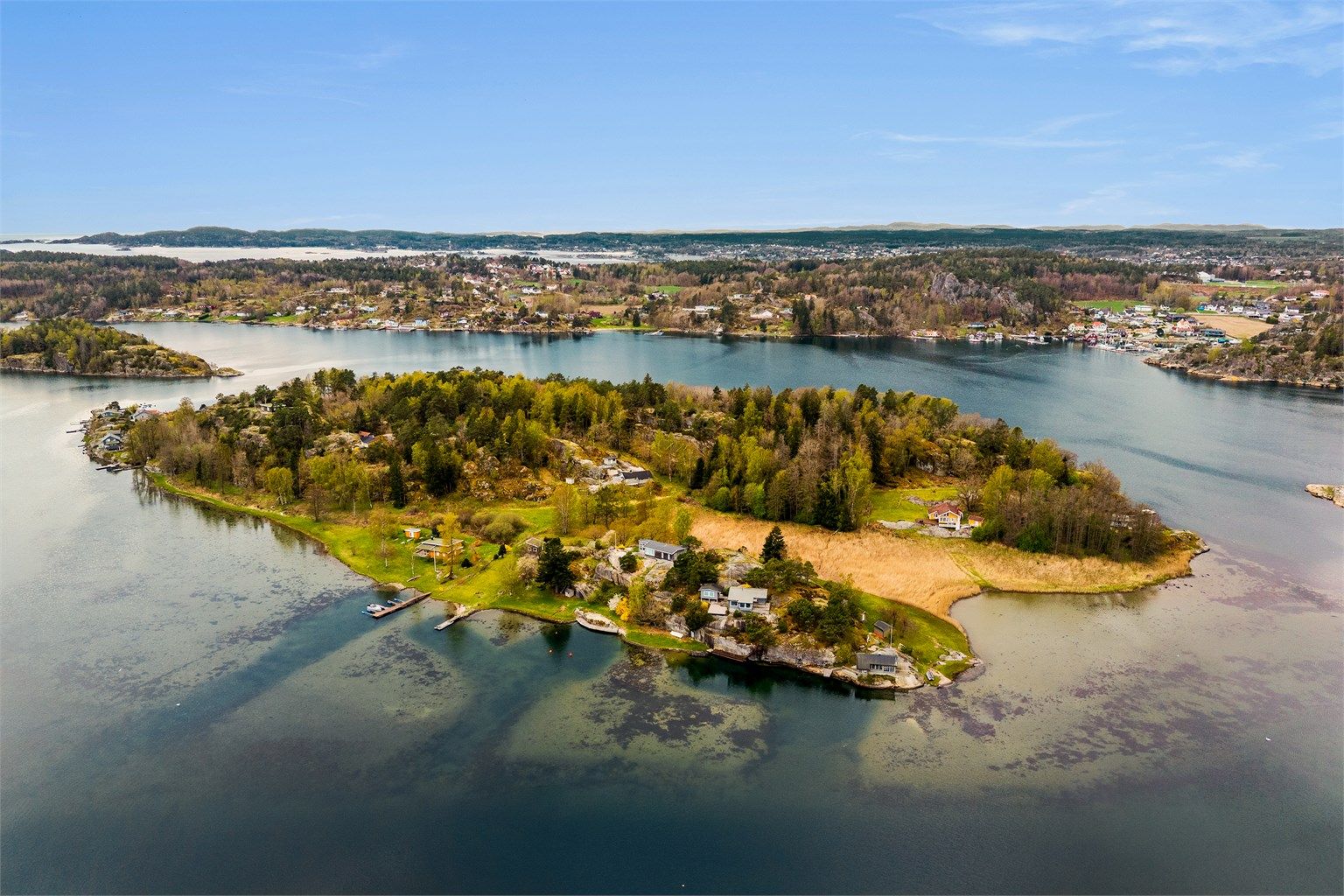 For de båtglade byr Mefjorden på flott "Vestfold skjærgård" med flere holmer og skjær, godt egnet for å nyte en varm sommerdag på sjøen. Området rundt Storholmen er også meget vel egent for brettseiling, padling, dykking og andre fritidsaktiviteter.