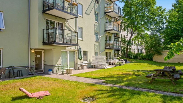 Den opparbeidede bakgården byr på grønne omgivelser og hyggelige sitteplasser – et fint sted å nyte varme sommerdager.