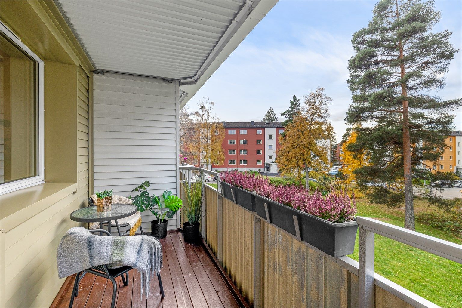 Dette er en stor og sjarmerende 2-roms leilighet med vestvendt balkong på populære Oppsal!