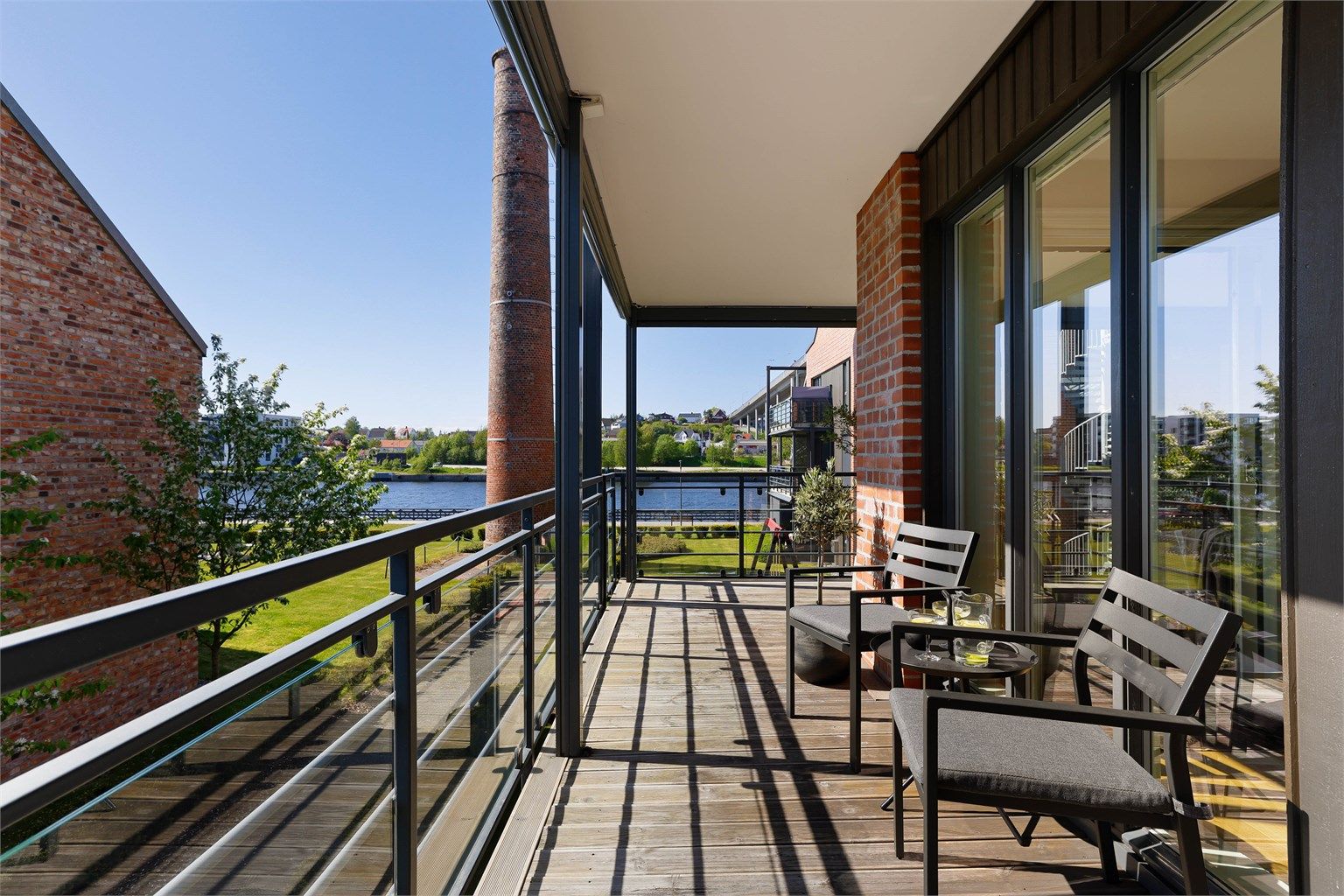 Den store og solfylte hjørnebalkongen er blant leilighetens fremste kvaliteter. Her er det sol fra formiddag til sen kveld sommerstid.