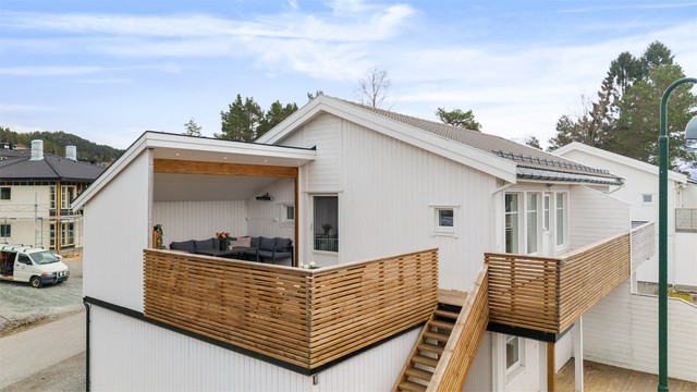 Den nordvestvendte verandaen på 43 m² er delvis overbygget, noe som forlenger utendørssesongen.