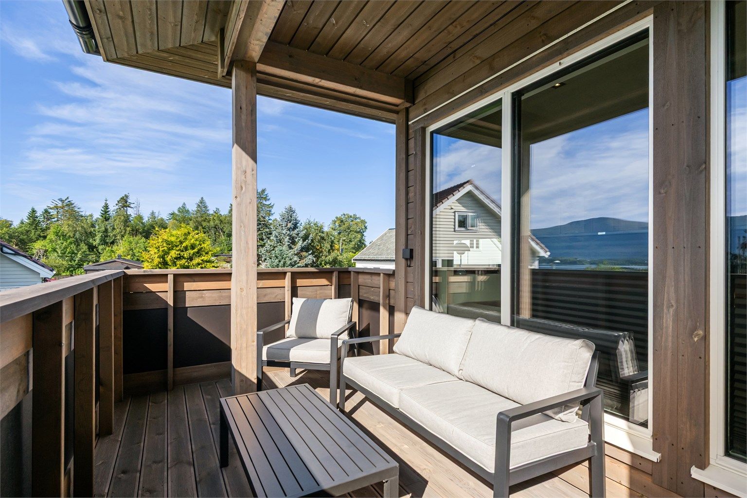 Balkongen på 8 m² har terrassebord og plass til en hyggelig sittegruppe.