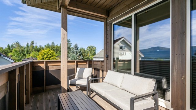 Balkongen på 8 m² har terrassebord og plass til en hyggelig sittegruppe.