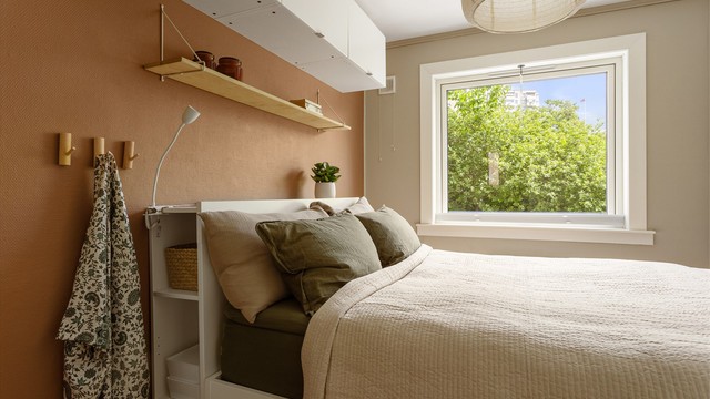 Hovedsoverommet vender mot rolige og grønne omgivelser, og har plass til dobbeltseng og tilhørende møblement.