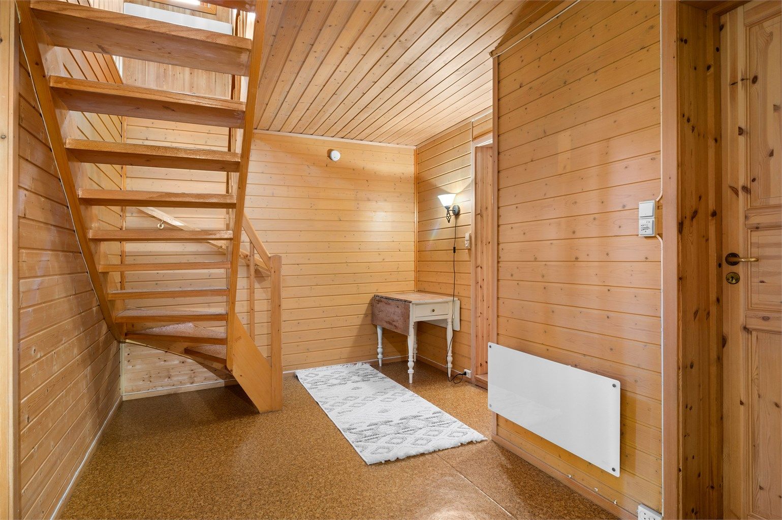 Romslig gangareal med god plass til møblering og videre adkomst til boligens øvrige rom.