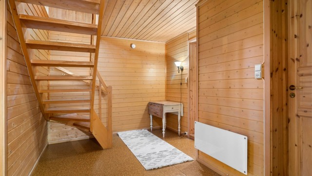 Romslig gangareal med god plass til møblering og videre adkomst til boligens øvrige rom.