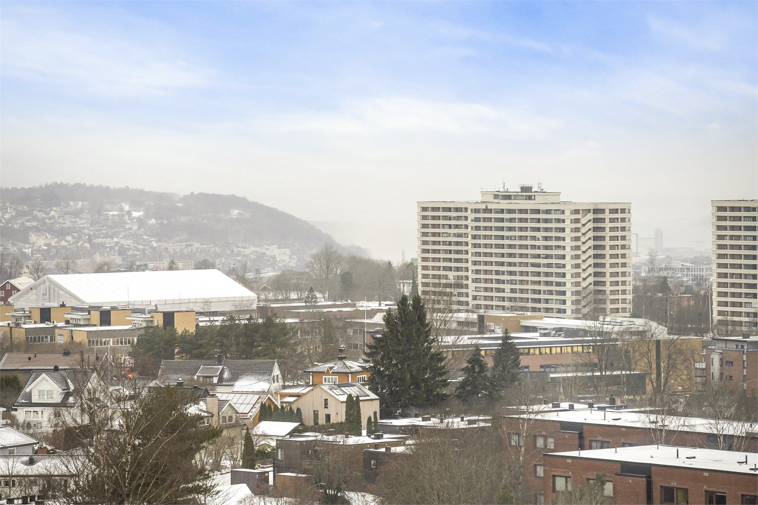 3-roms hjørneleilighet i 8. etasje med moderniseringsbehov. Attraktiv beliggenhet med umiddelbar nærhet til Østmarka, samt dagligvarebutikker, gode servicetilbud og offentlig transport. Foto: Martine Eren Studio