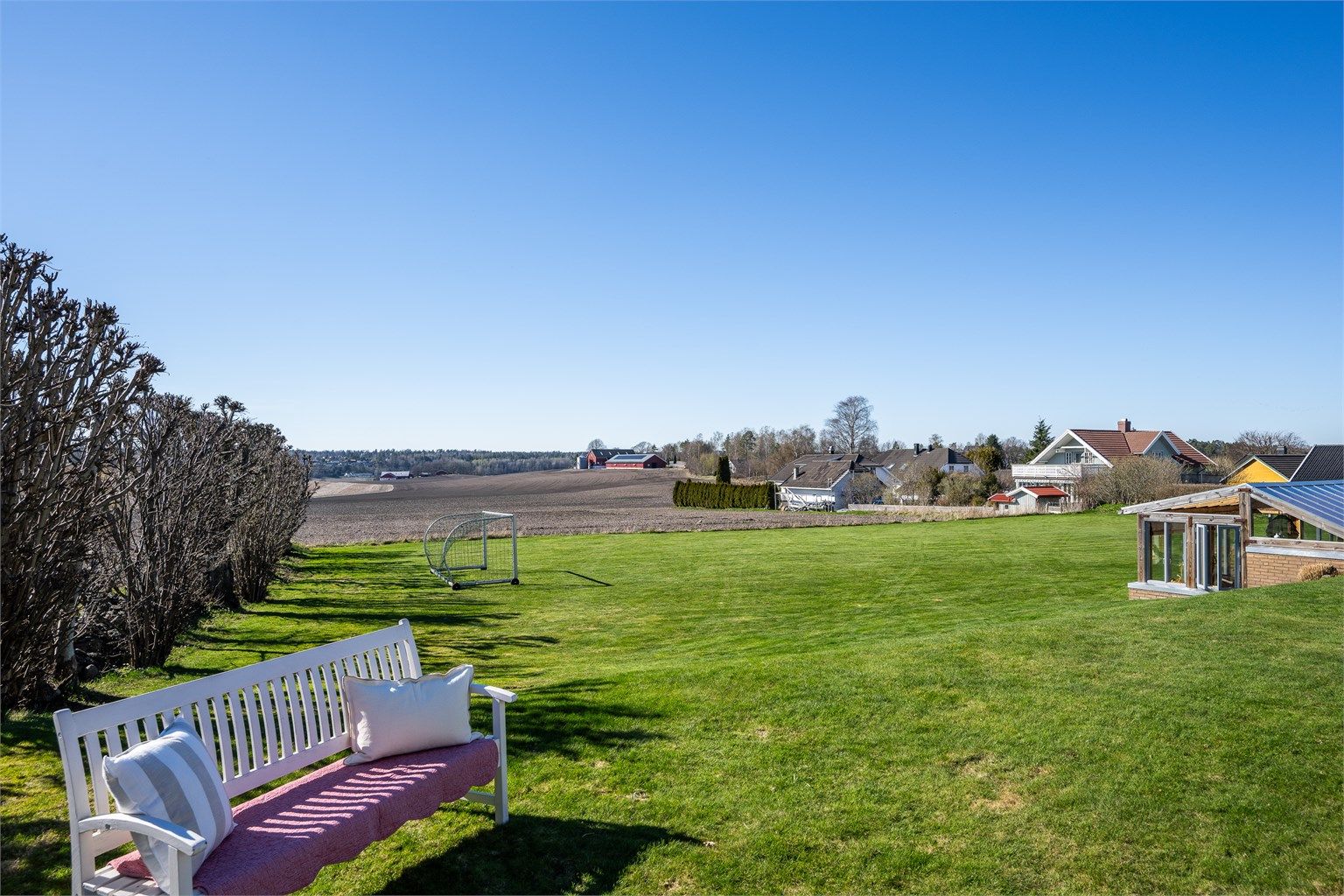 Den store hagen grenser mot friarealer og gir en følelse av å bo på landet.