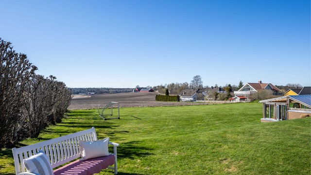 Den store hagen grenser mot friarealer og gir en følelse av å bo på landet.