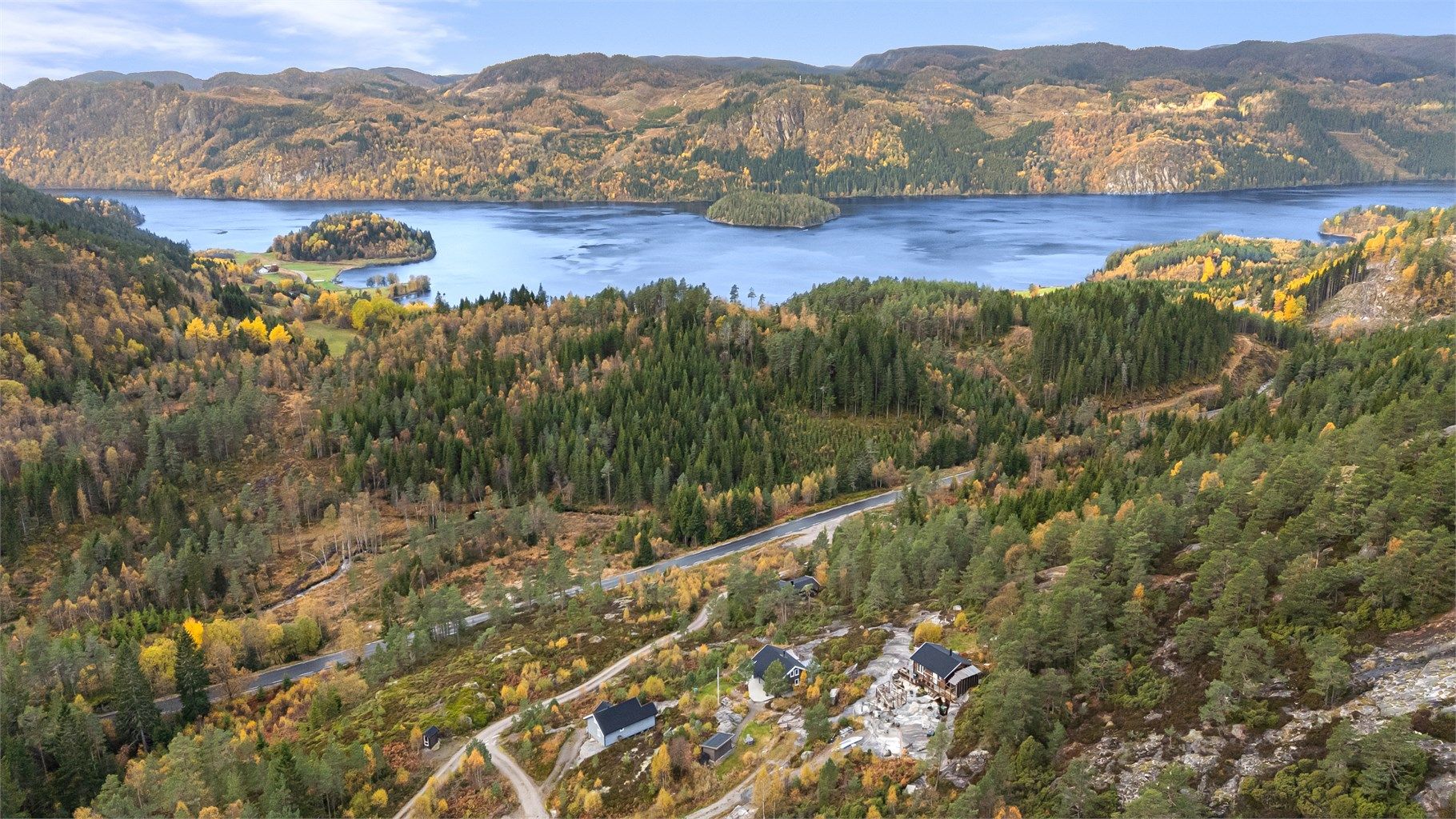 Eiendommen ligger omgitt av skogkledde åser, med flotte naturområder og innsjøen Lygne.