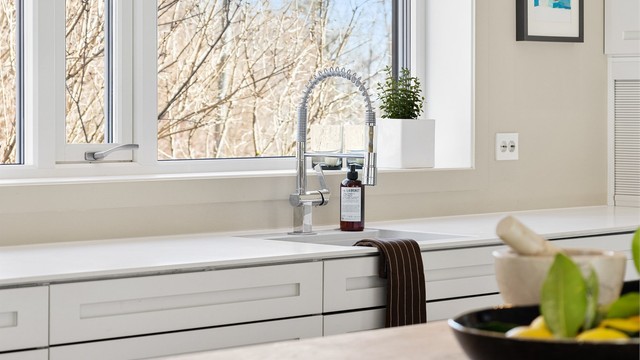 Åpen kjøkkenløsning mot stue. Kjøkkeninnredning med slette fronter fra HTH. Benkeplate av tre og laminat. Nedfelt oppvaskkum med ett-greps armatur. Stikkontakter på vegg over kjøkkenbenk.