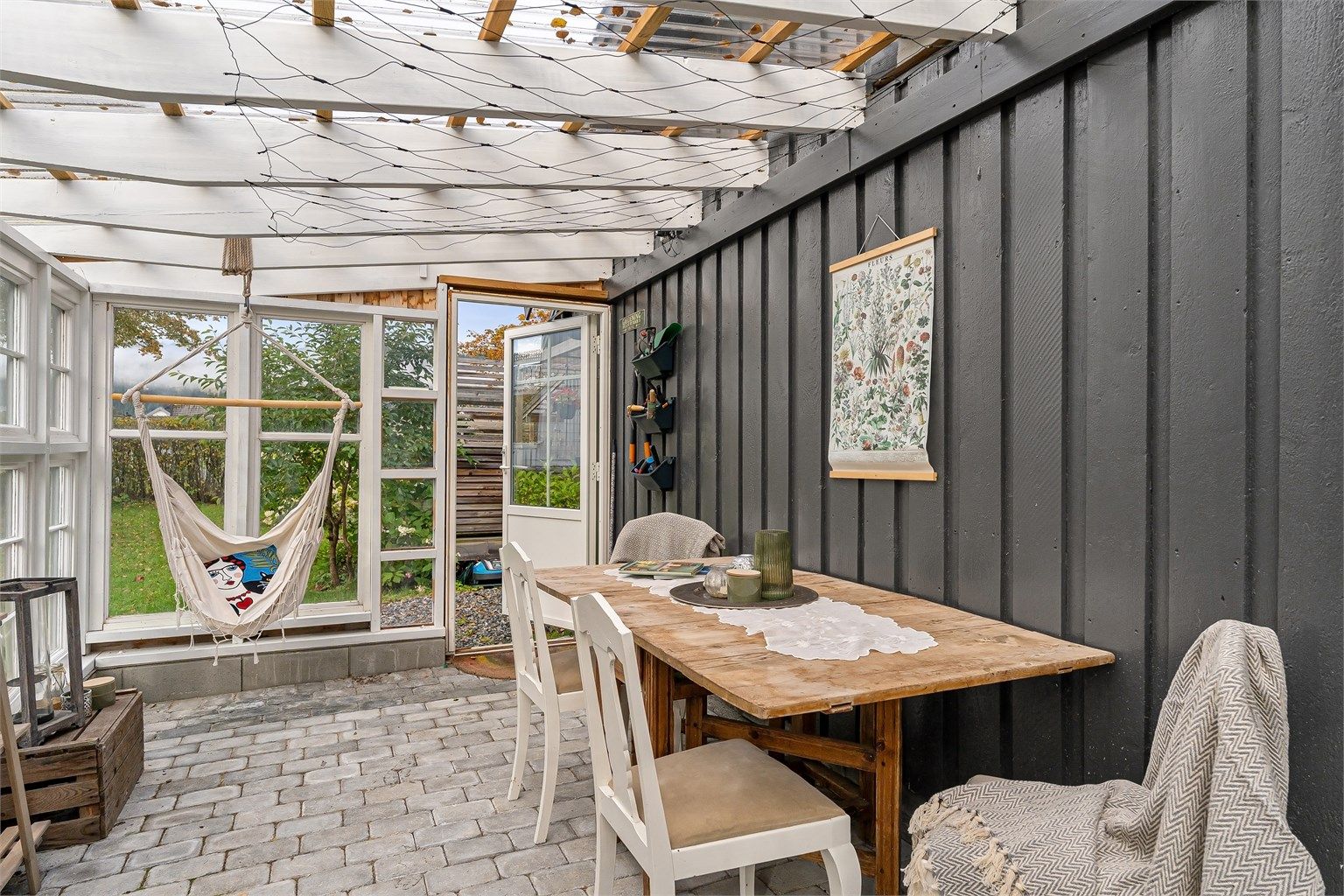 Hagestuen gir god plass til spisebord for hyggelige stunder gjennom en lang sesong.