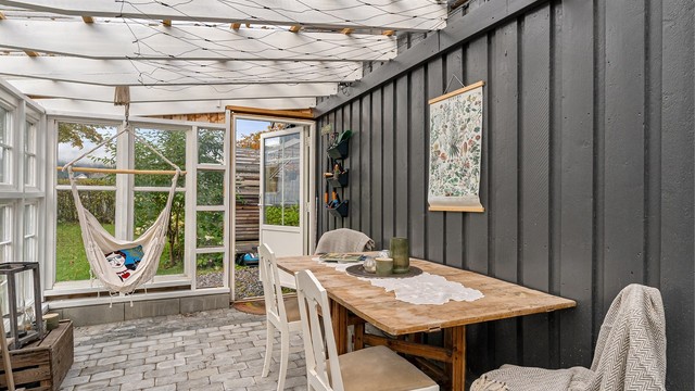 Hagestuen gir god plass til spisebord for hyggelige stunder gjennom en lang sesong.