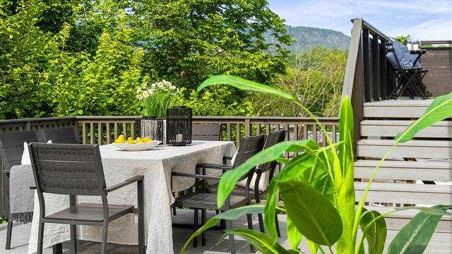 Eller hva med å invitere familie og venner til sommerens grillfest på terrassen
