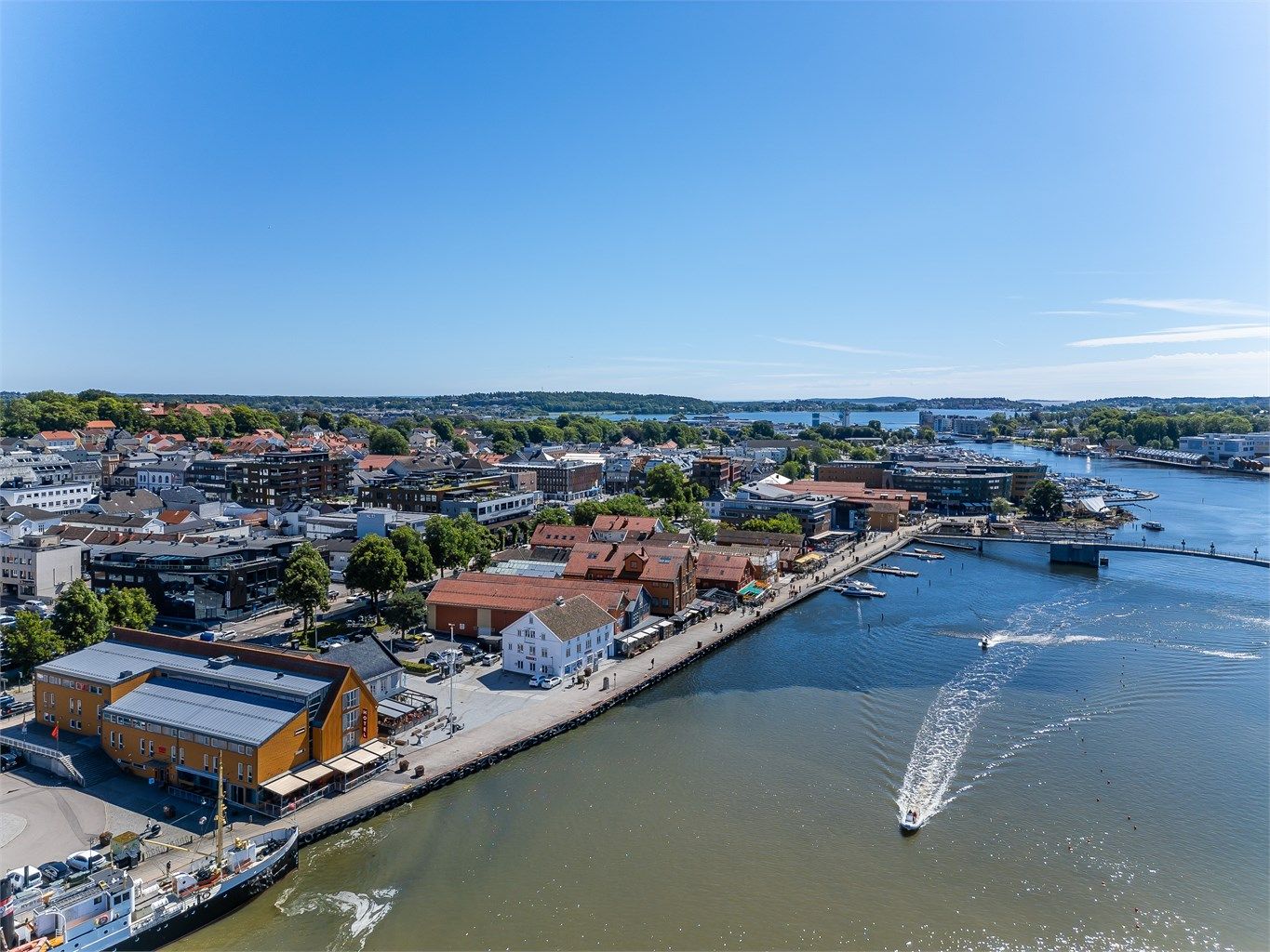  Ønsker man å ta en middag ute er det også flere populære spisesteder i umiddelbar nærhet.