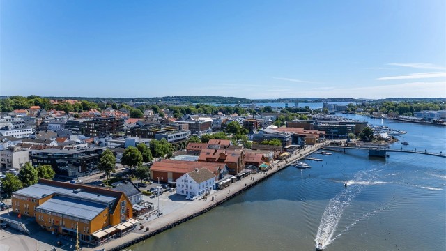 Ønsker man å ta en middag ute er det også flere populære spisesteder i umiddelbar nærhet.