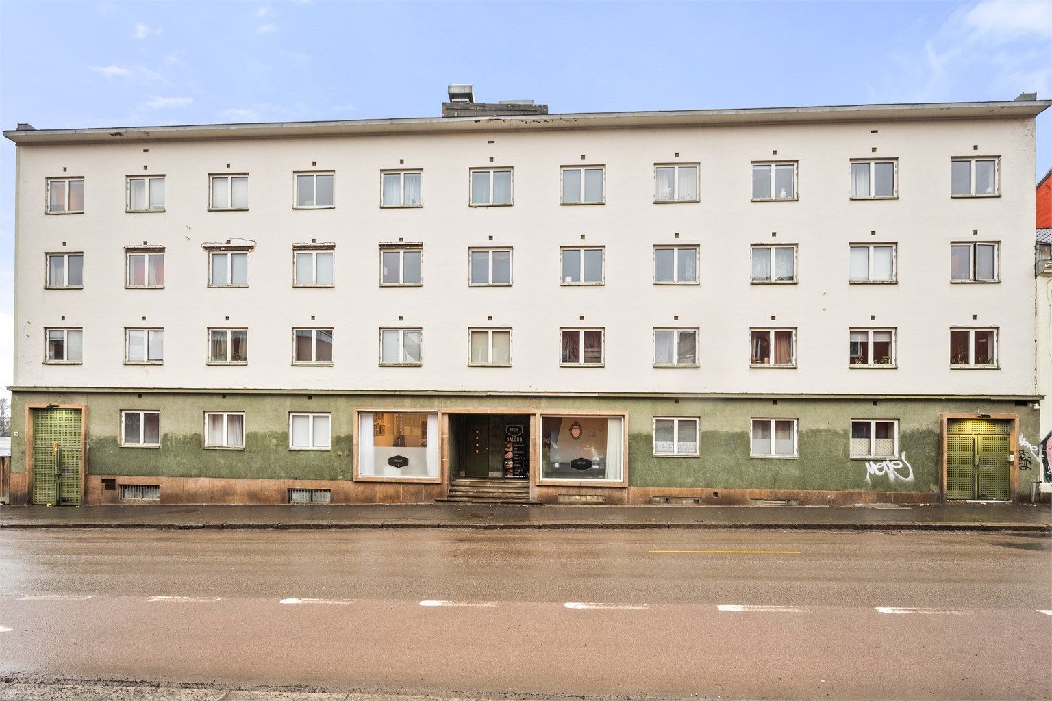 Leiligheten ligger sentralt til på Vålerenga, med bussholdeplass rett utenfor døren.