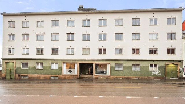 Leiligheten ligger sentralt til på Vålerenga, med bussholdeplass rett utenfor døren.