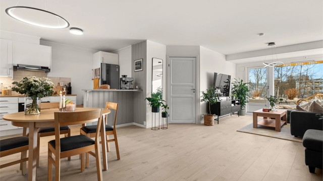 Dette er en stor 2-roms med sørvendt balkong, masse sol og flott utsikt. Meget rolig med bilfrie fellesområder nær marka.