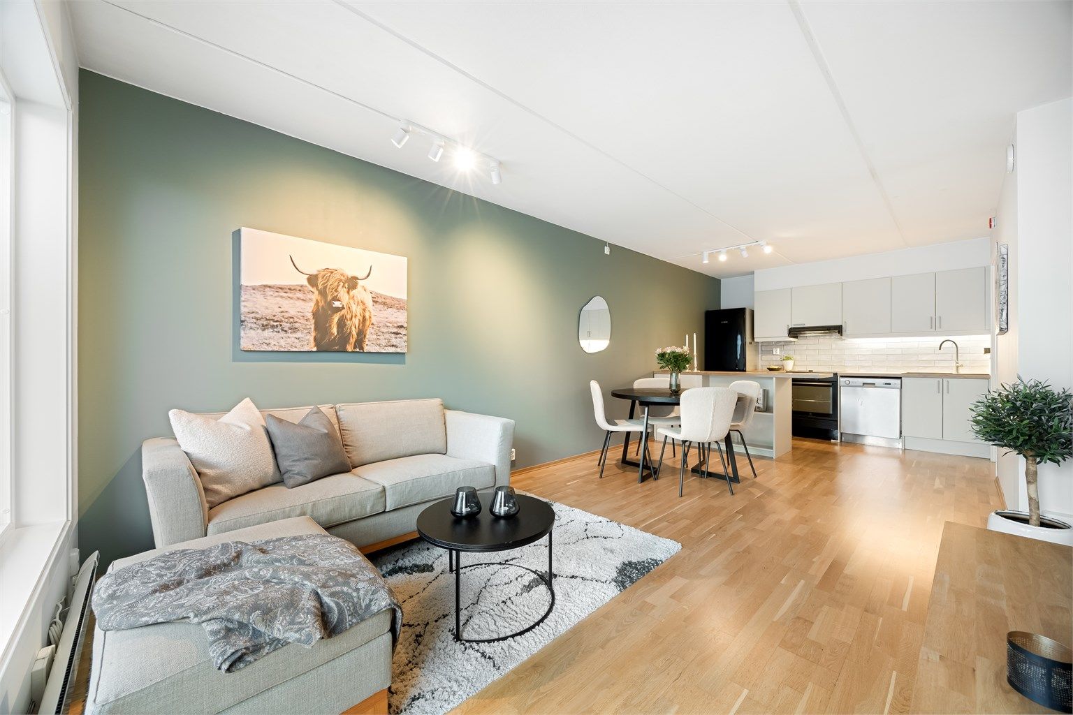 Dette er en lys og delikat 2-roms med balkong, heis og fin utsikt mot Oslofjorden fra felles takterrasse. 