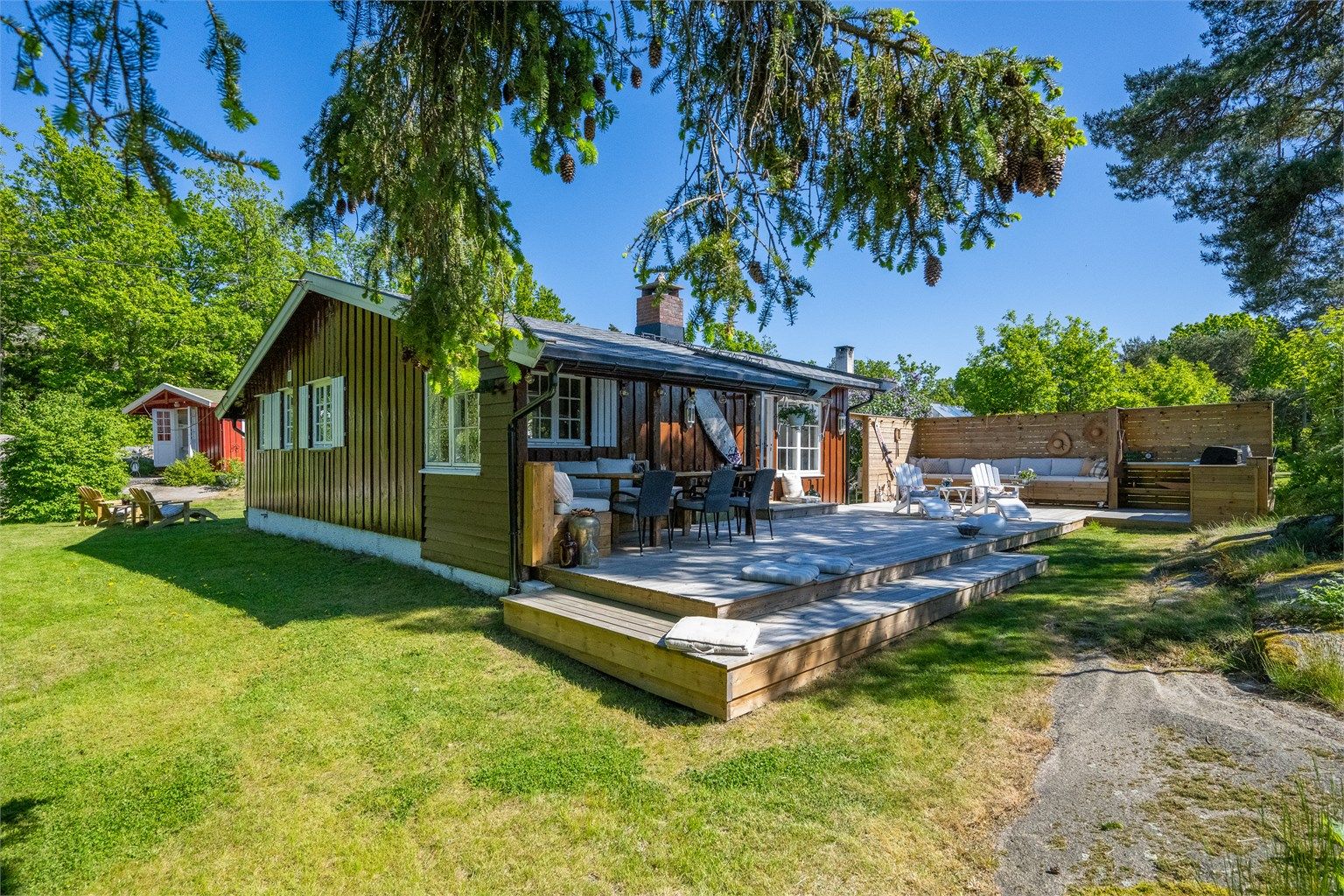 Denne eiendommen byr på en sjelden kombinasjon av privatliv, romslighet og sjarm. Med en idyllisk beliggenhet og en stor, solrik tomt er dette stedet for deg som ønsker å skape minnerike øyeblikk med familie og venner. 