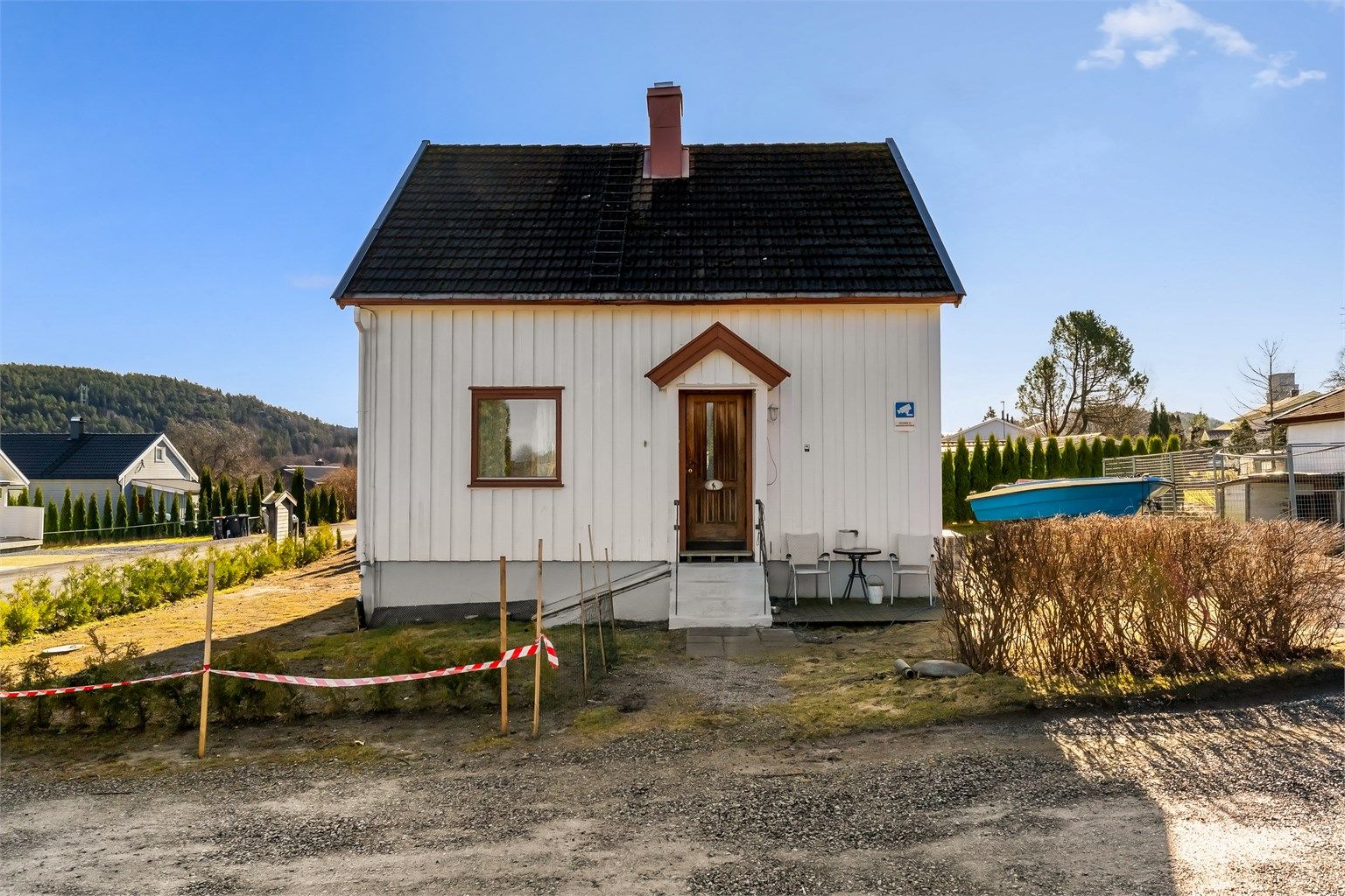 Overbygget inngangsparti og kjellerlem med adkomst til kjelleren.