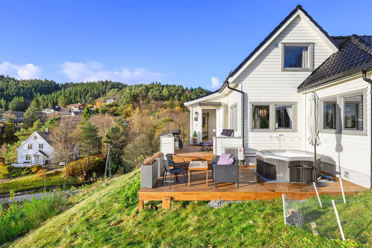 Her sitter du usjenert og kan nyte solen, mens de minste leker i hagen. 