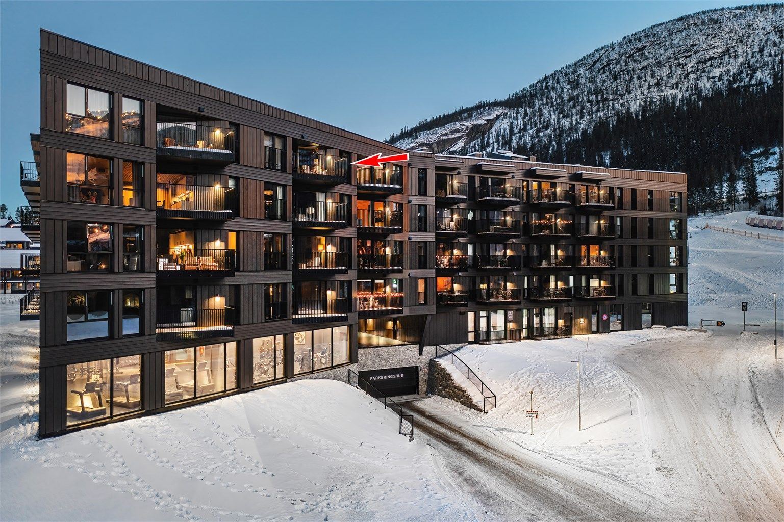 Bygget ble ferdigstilt i 2024 og har en moderne fasade med liggende kledning.