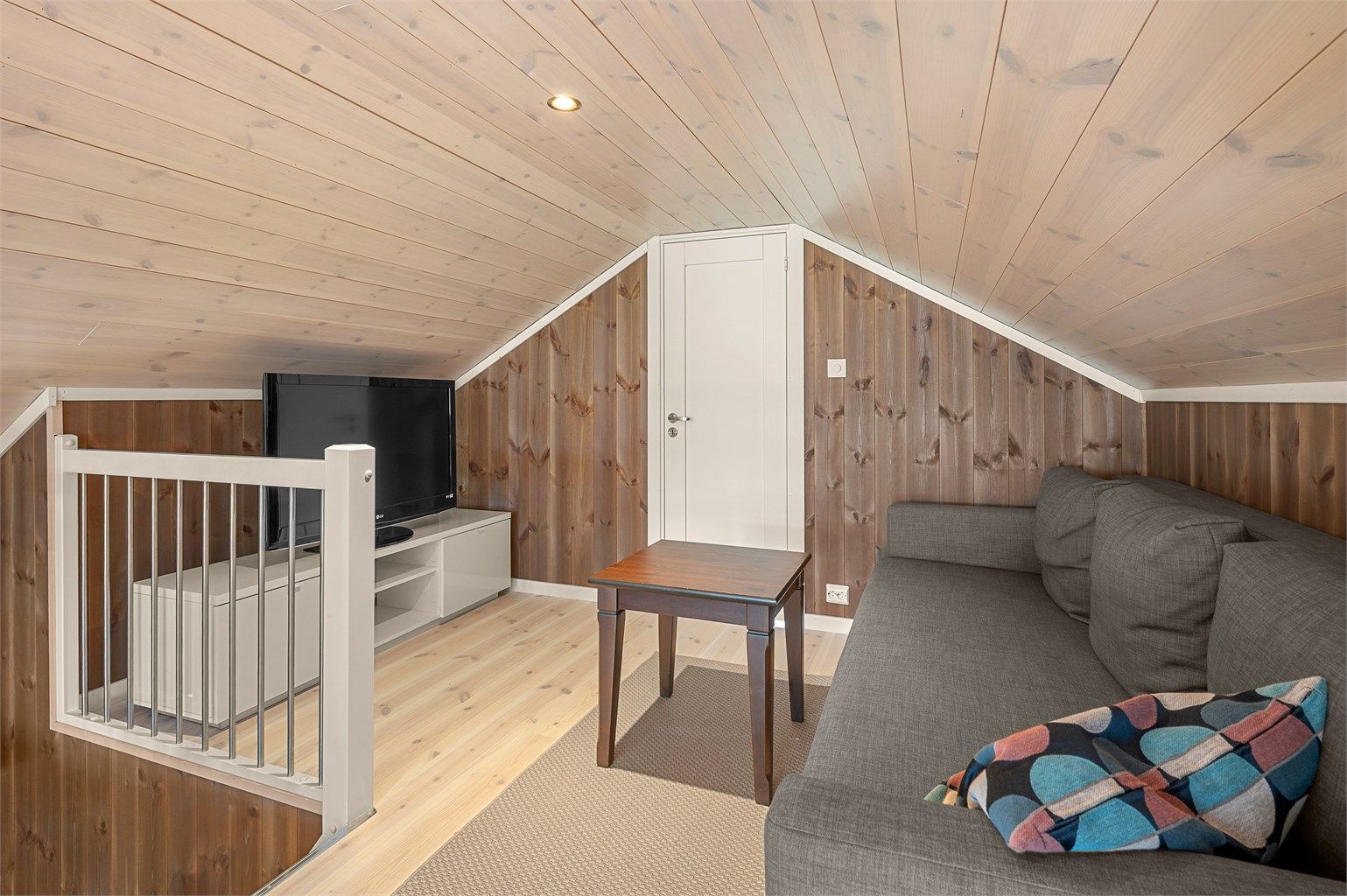 Hemsen er innredet som ekstra stue. Hemsen i sin helhet er ikke godkjent for varig opphold. Kjøper overtar alt ansvar, eventuell kostnad og risiko forbundet med dette. 