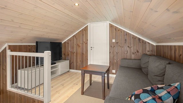 Hemsen er innredet som ekstra stue. Hemsen i sin helhet er ikke godkjent for varig opphold. Kjøper overtar alt ansvar, eventuell kostnad og risiko forbundet med dette.