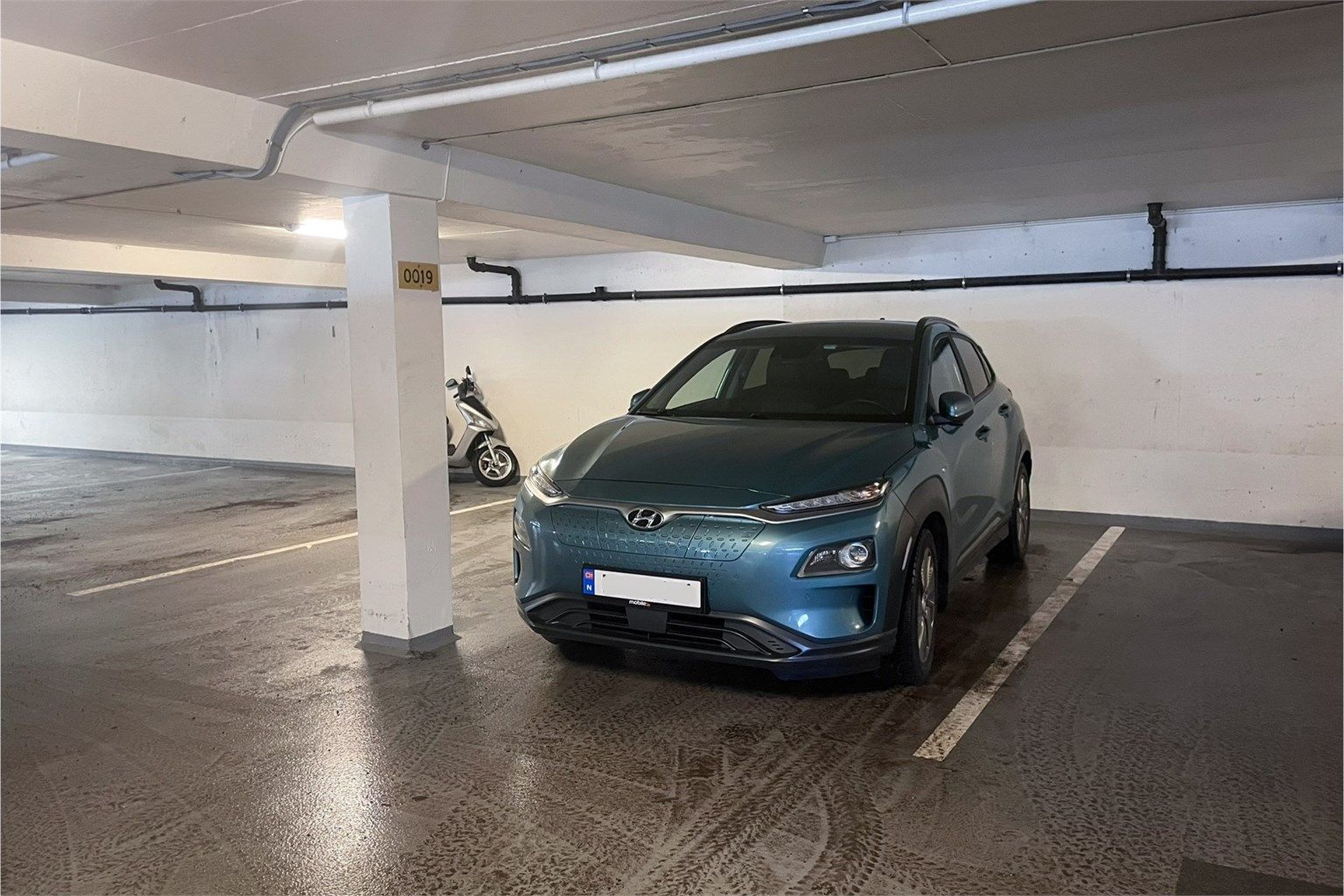 Leiligheten disponerer fast garasjeplass (nr. 0019) i fellesanlegg. Felleskostnadene inkluderer internett og varmtvann.