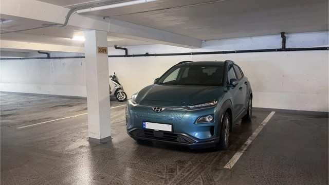 Leiligheten disponerer fast garasjeplass (nr. 0019) i fellesanlegg. Felleskostnadene inkluderer internett og varmtvann.