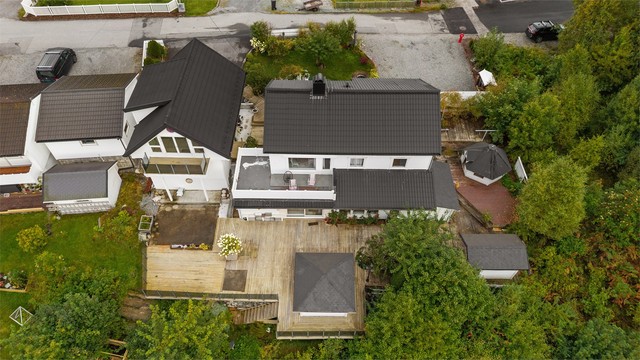 Dronebilde av eiendommen og uteområde