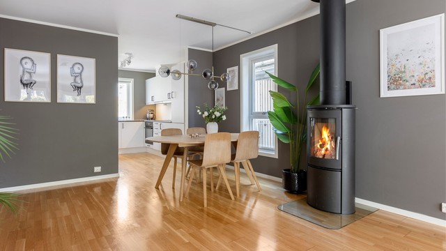 Peisovnen er plassert sentralt mellom stue- og spisedelen.